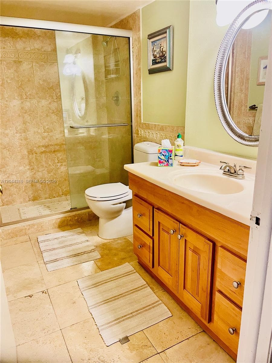 2555 Collins Ave 2006 photo 13