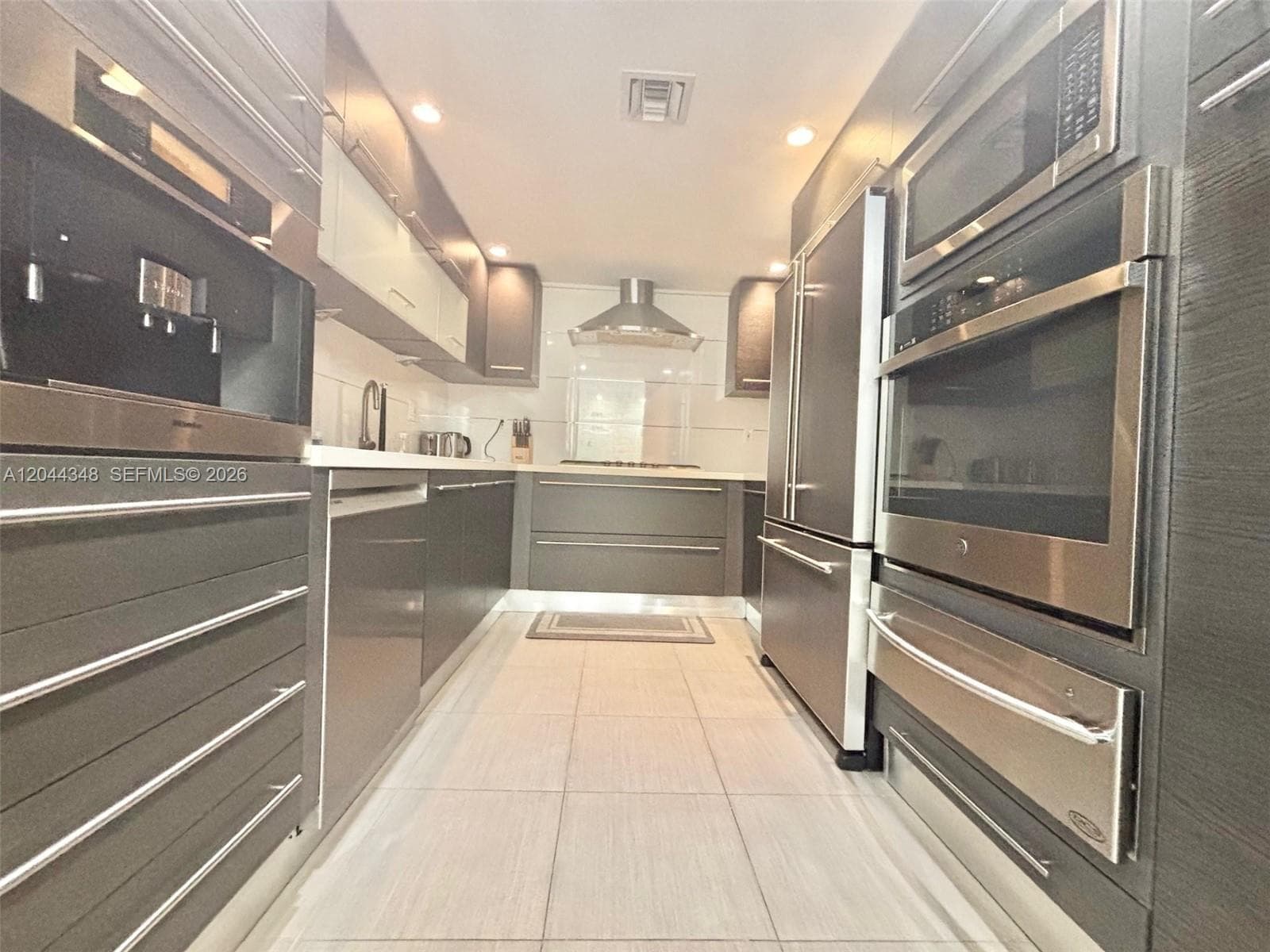 2030 S Ocean Dr 423 photo 1