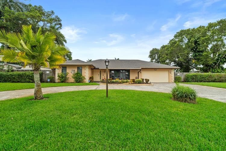 2409 SW 27th Avenue photo 2