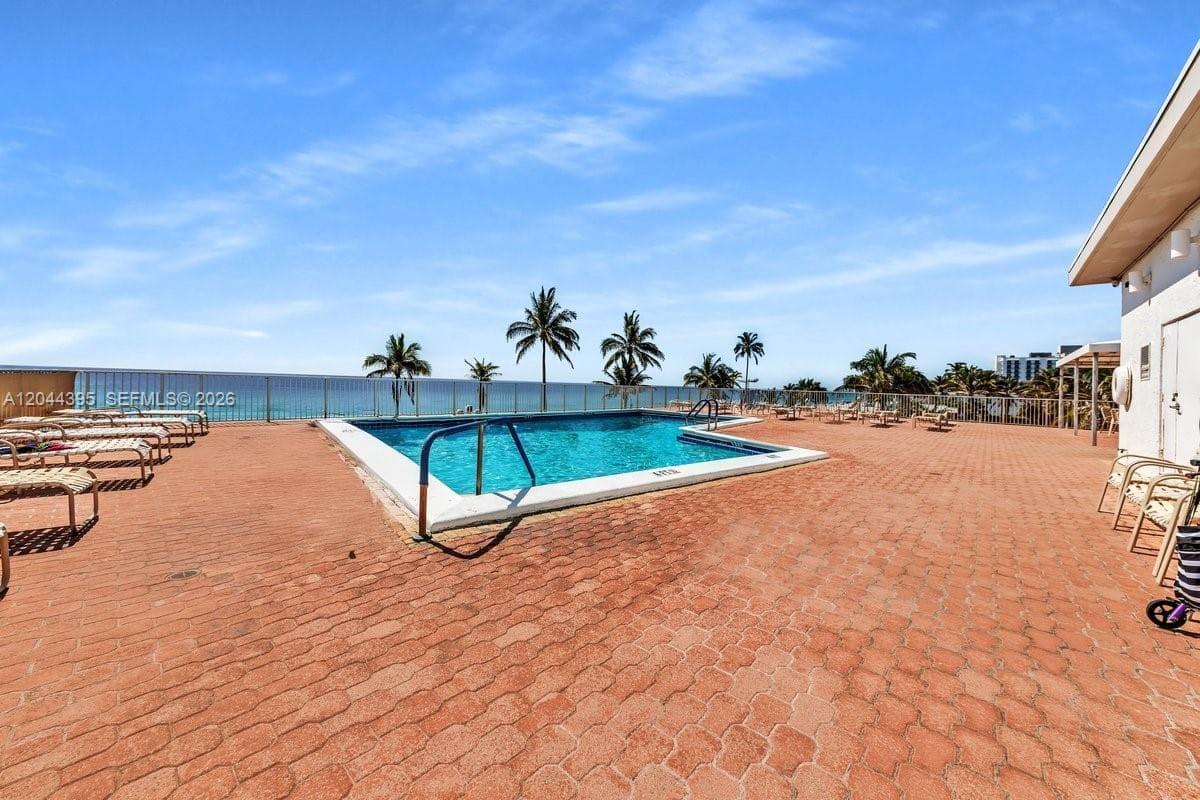 3111 N Ocean Dr 904 photo 2