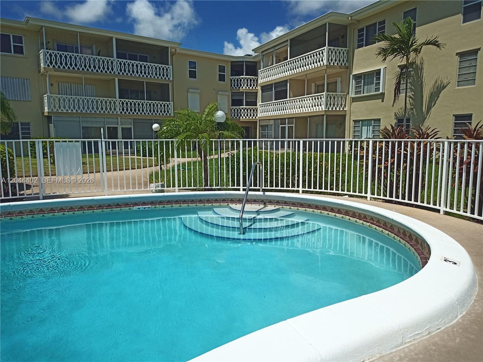 450 GOLDEN ISLES DR 2H photo 18