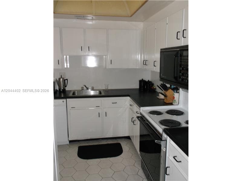 450 GOLDEN ISLES DR 2H photo 8