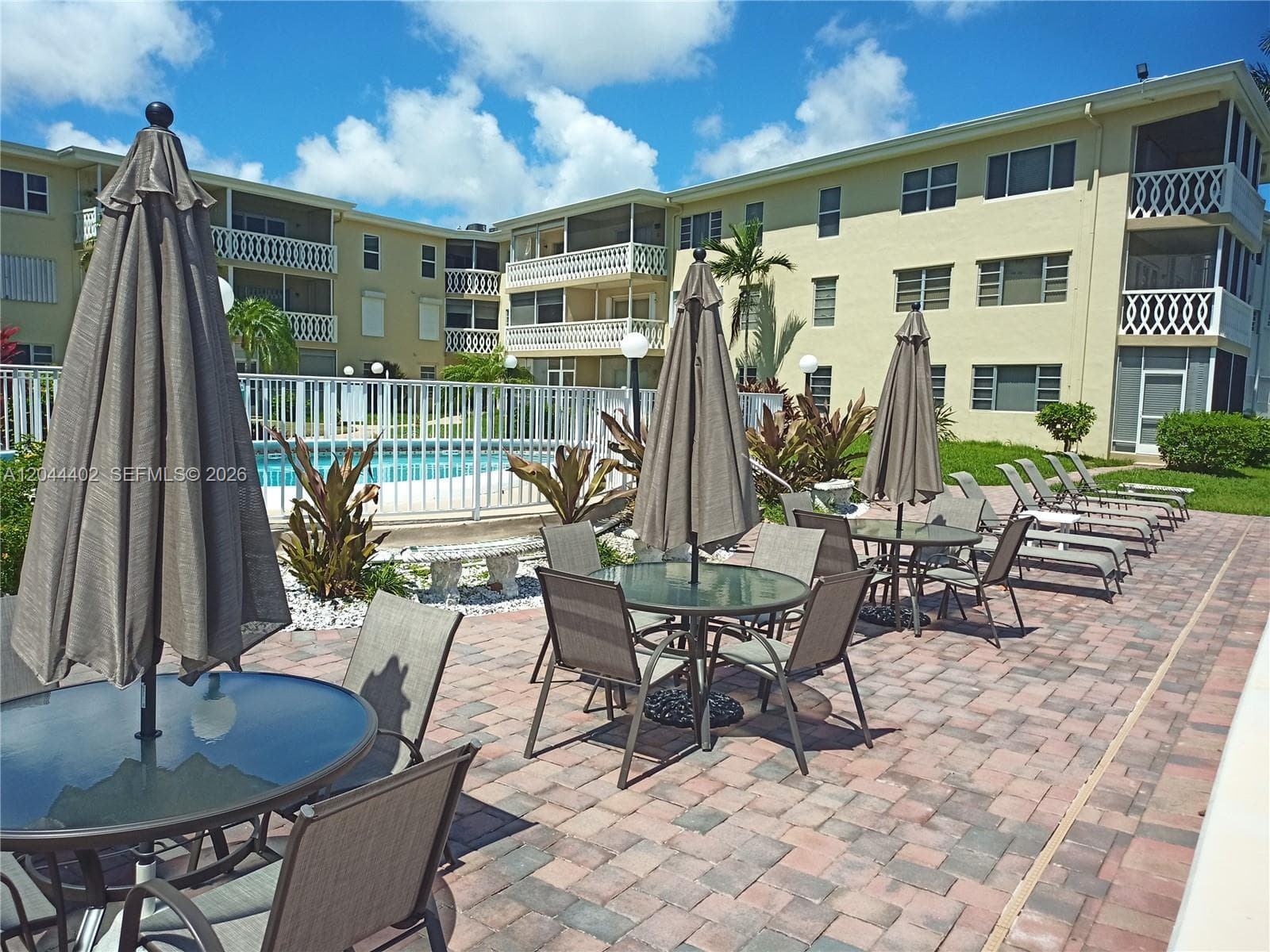 450 GOLDEN ISLES DR 2H photo 25