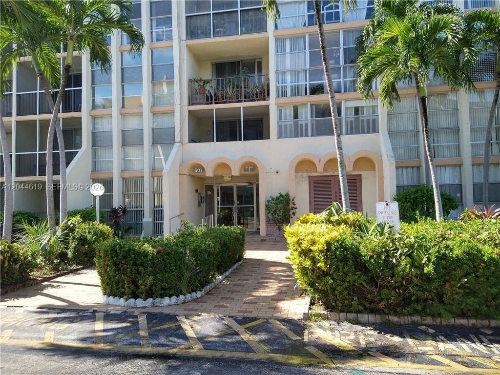 601 Three Islands Blvd 517 photo 3