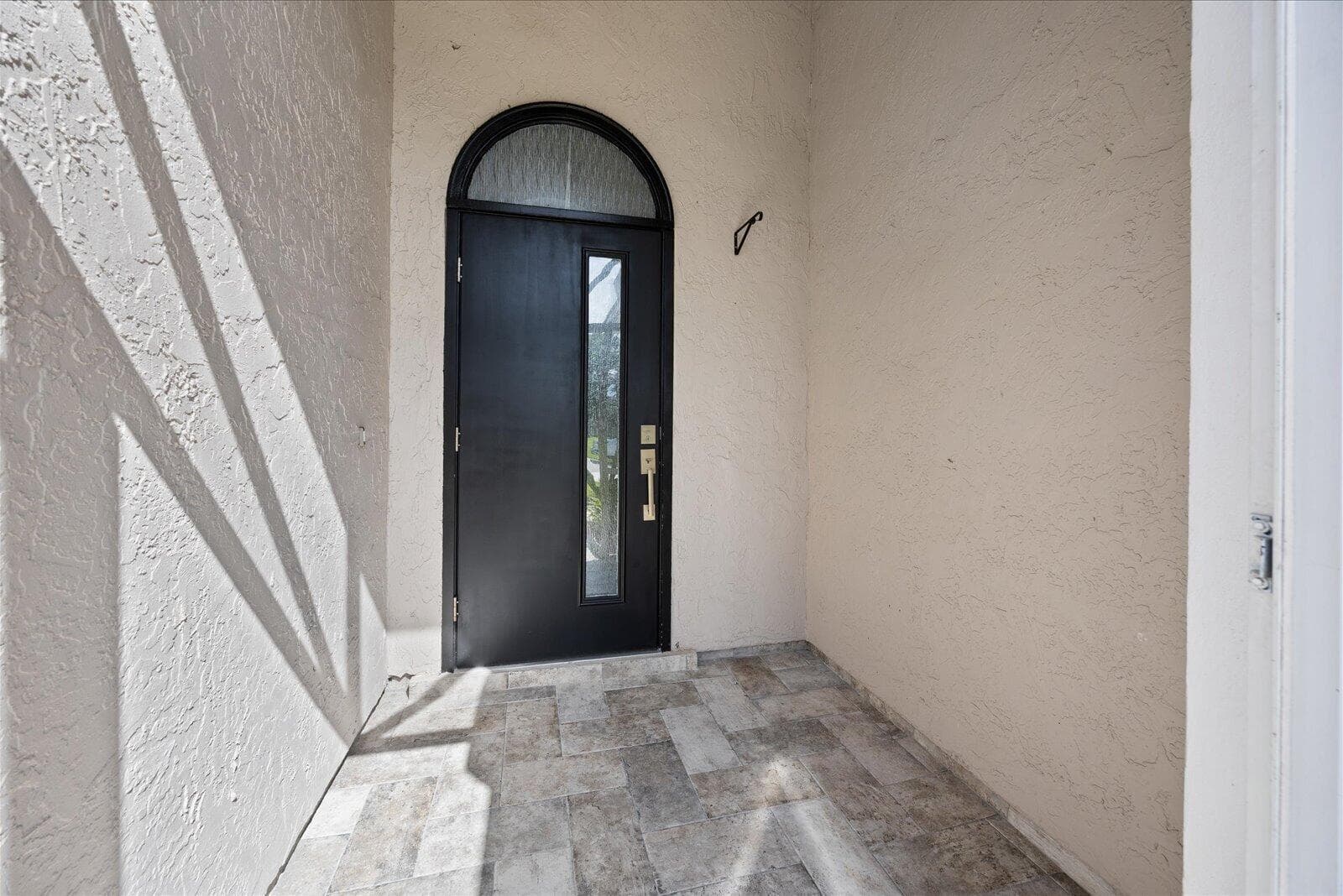 160 NE Twylite Terrace photo 3