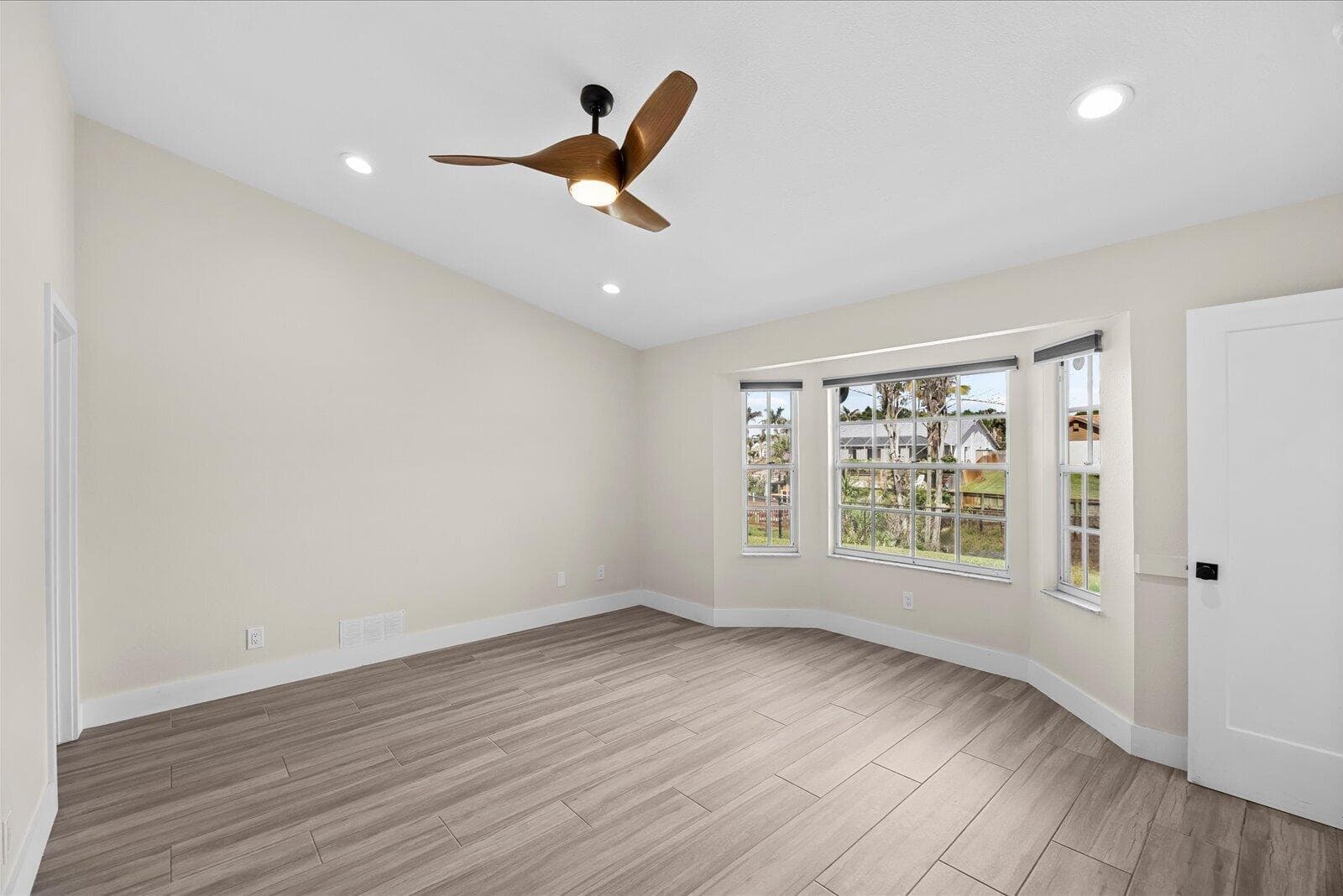 160 NE Twylite Terrace photo 14