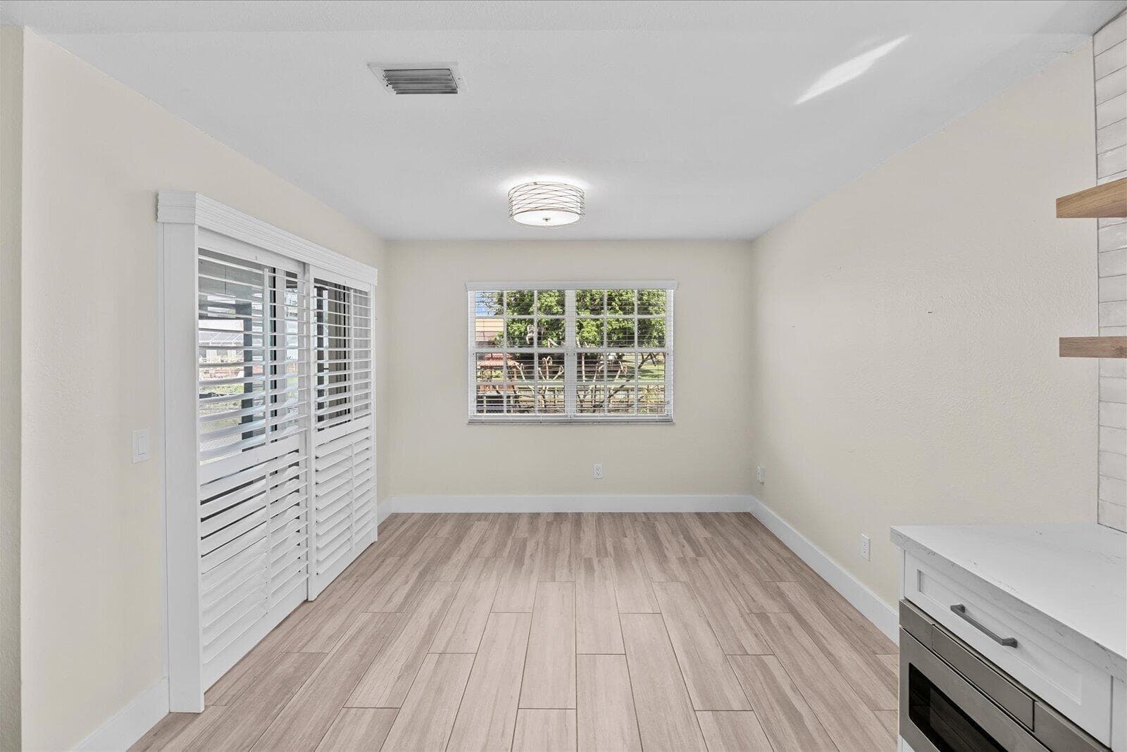 160 NE Twylite Terrace photo 11