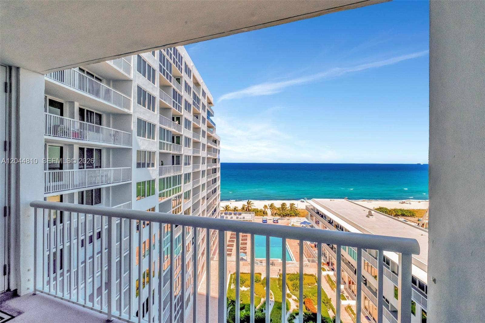5401 Collins Ave 928 photo 2