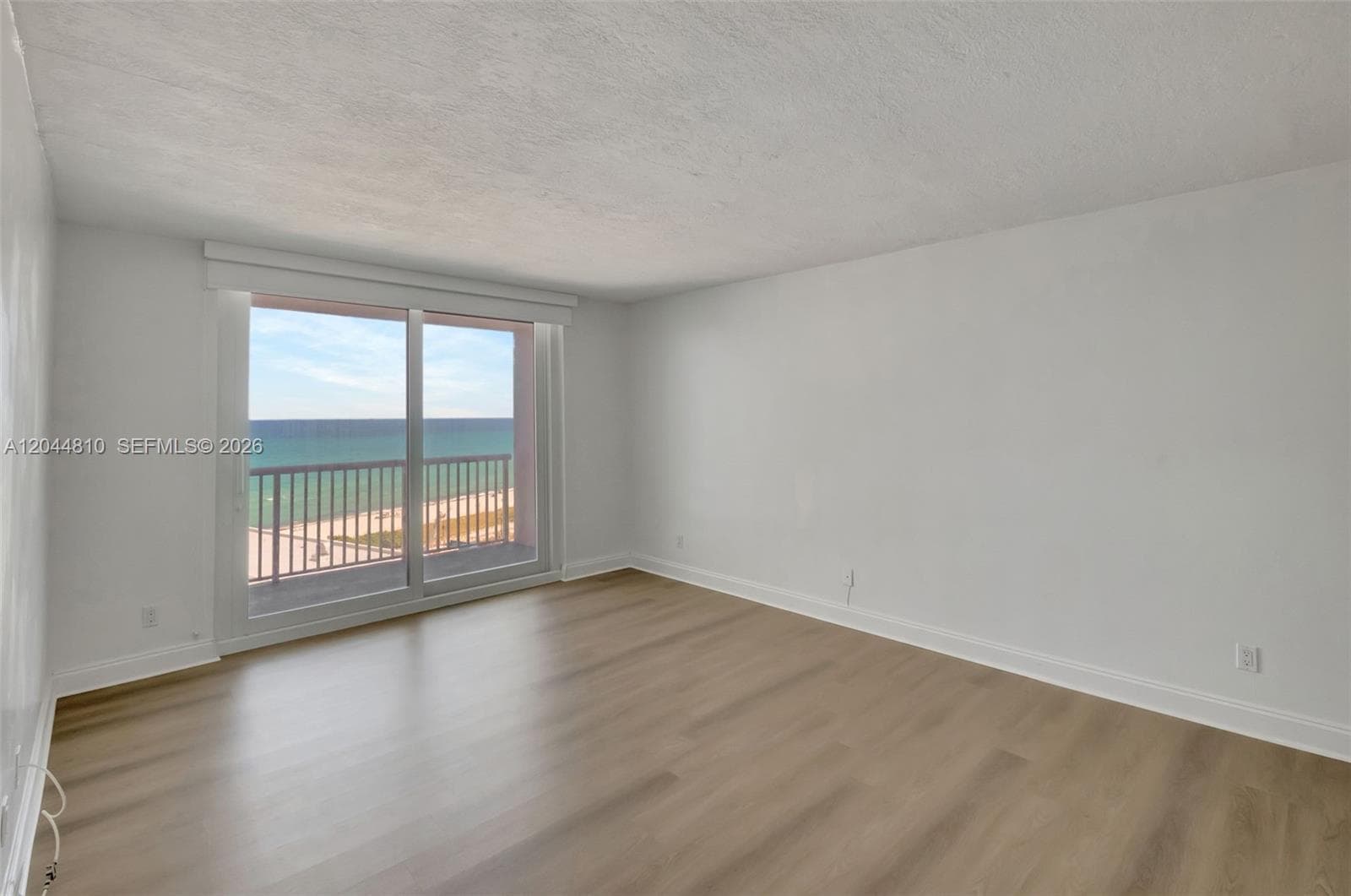 5401 Collins Ave 928 photo 8
