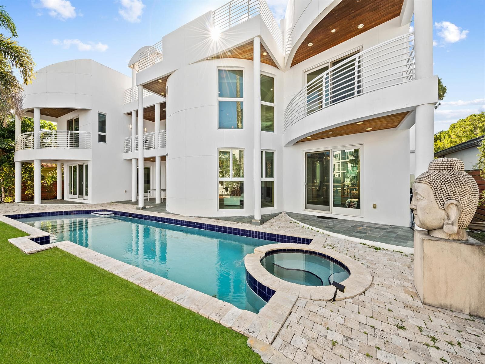 450 Victoria Terrace photo 3