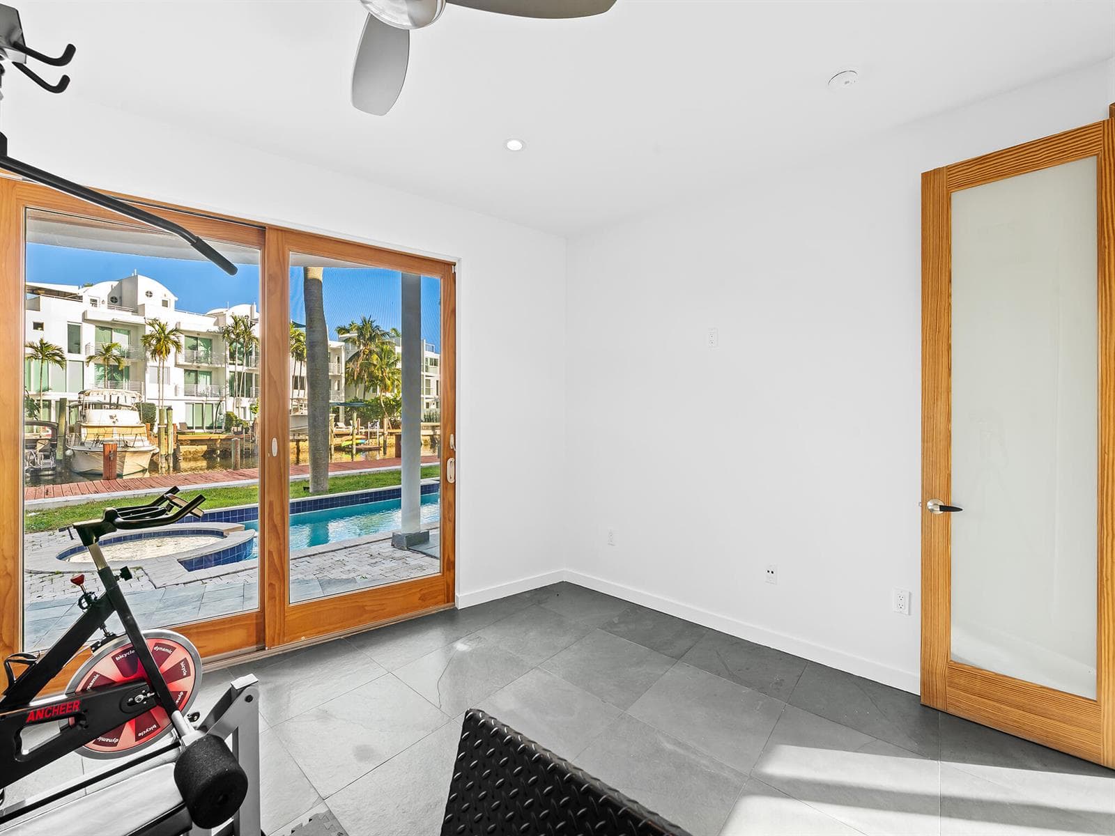 450 Victoria Terrace photo 24