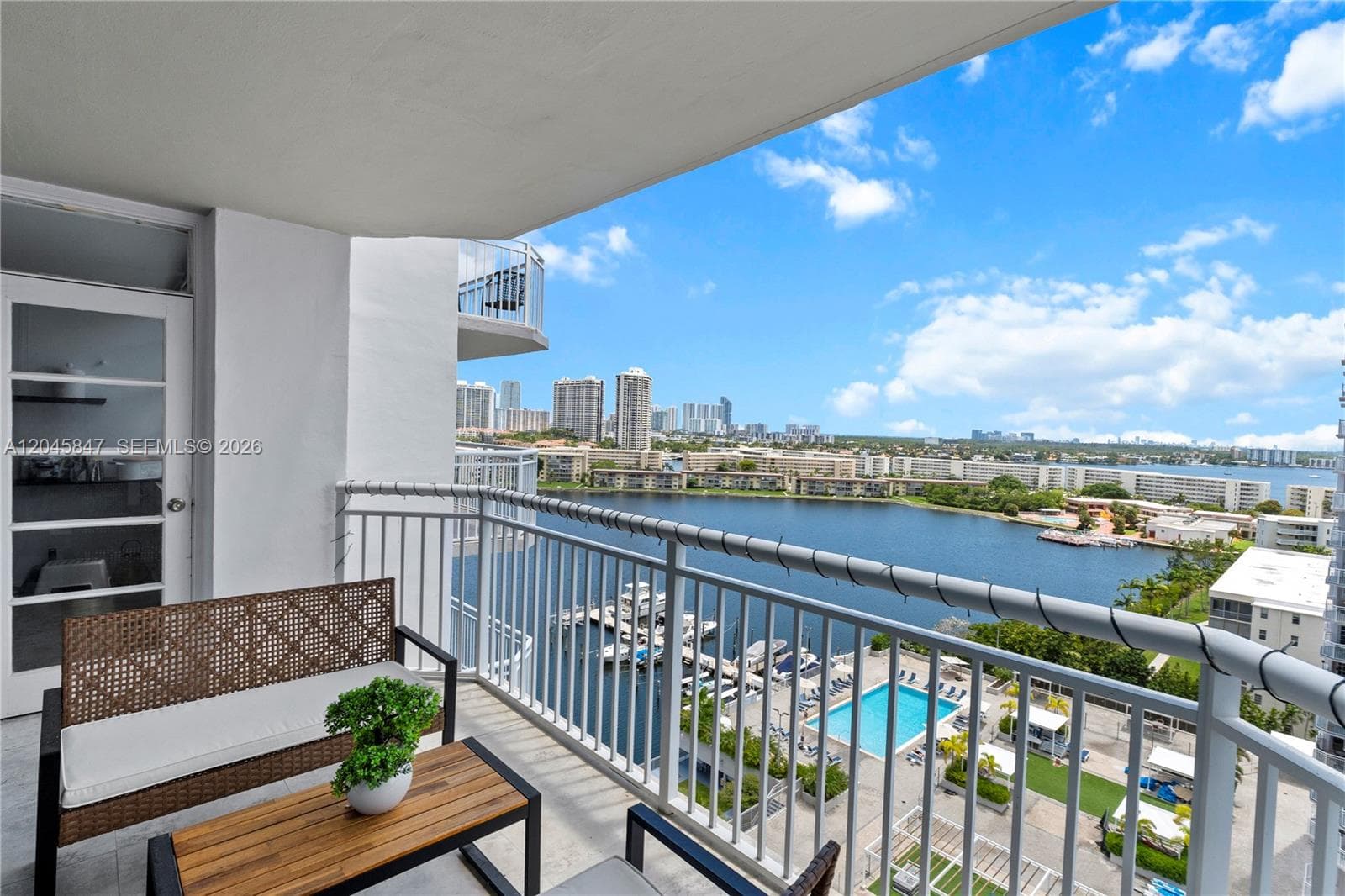 18071 Biscayne Blvd 1404 photo 1