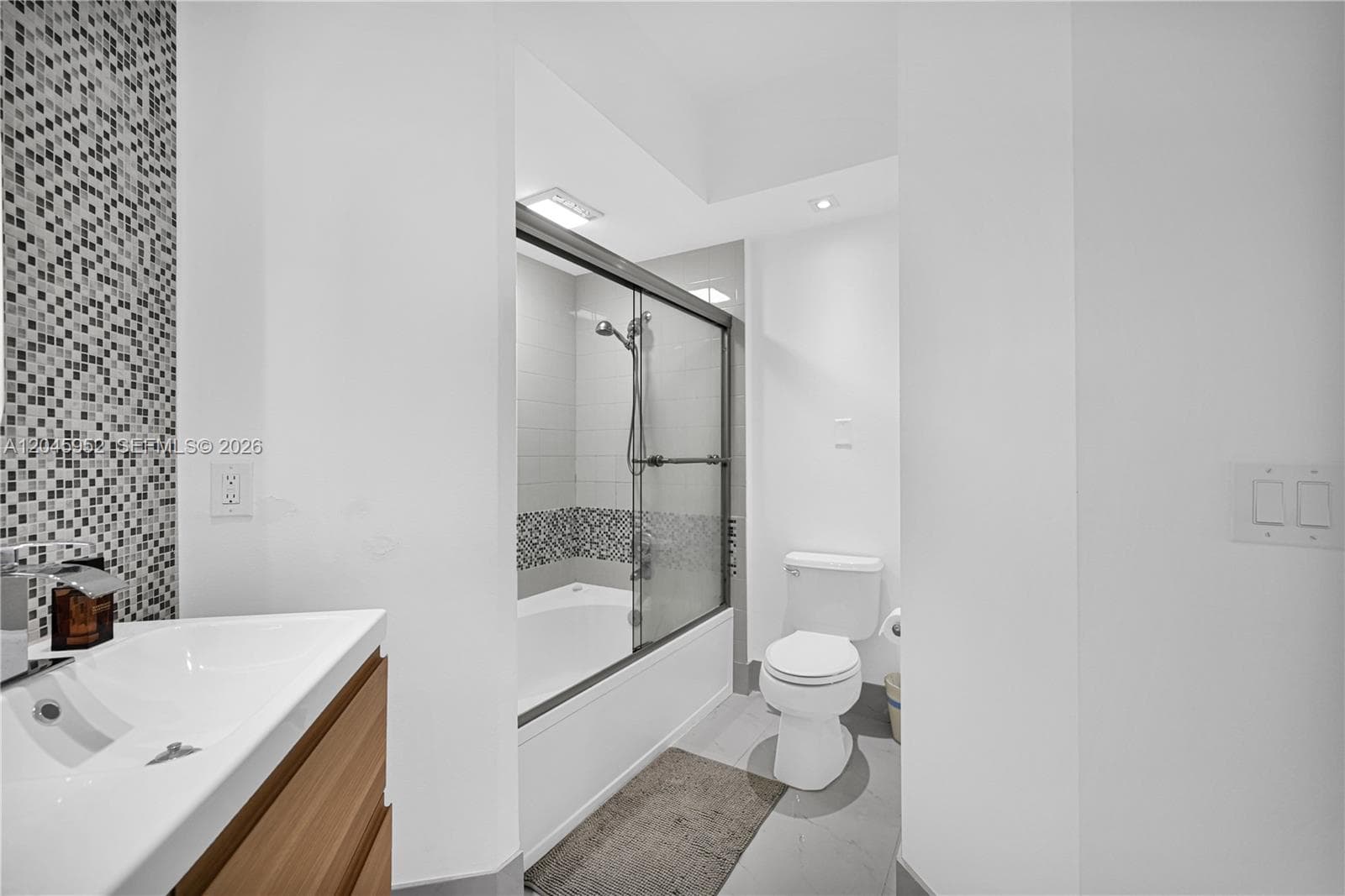 3245 NE 184th St 13104 photo 16