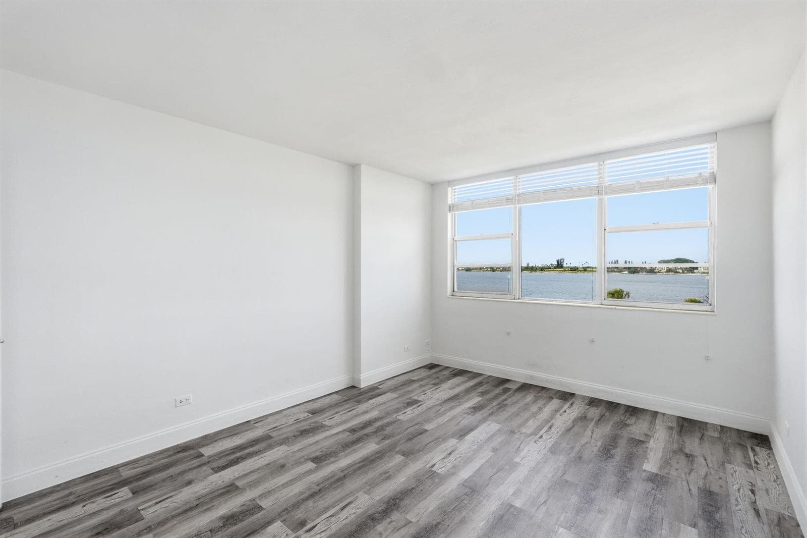 2800 N Flagler Drive 410 photo 23