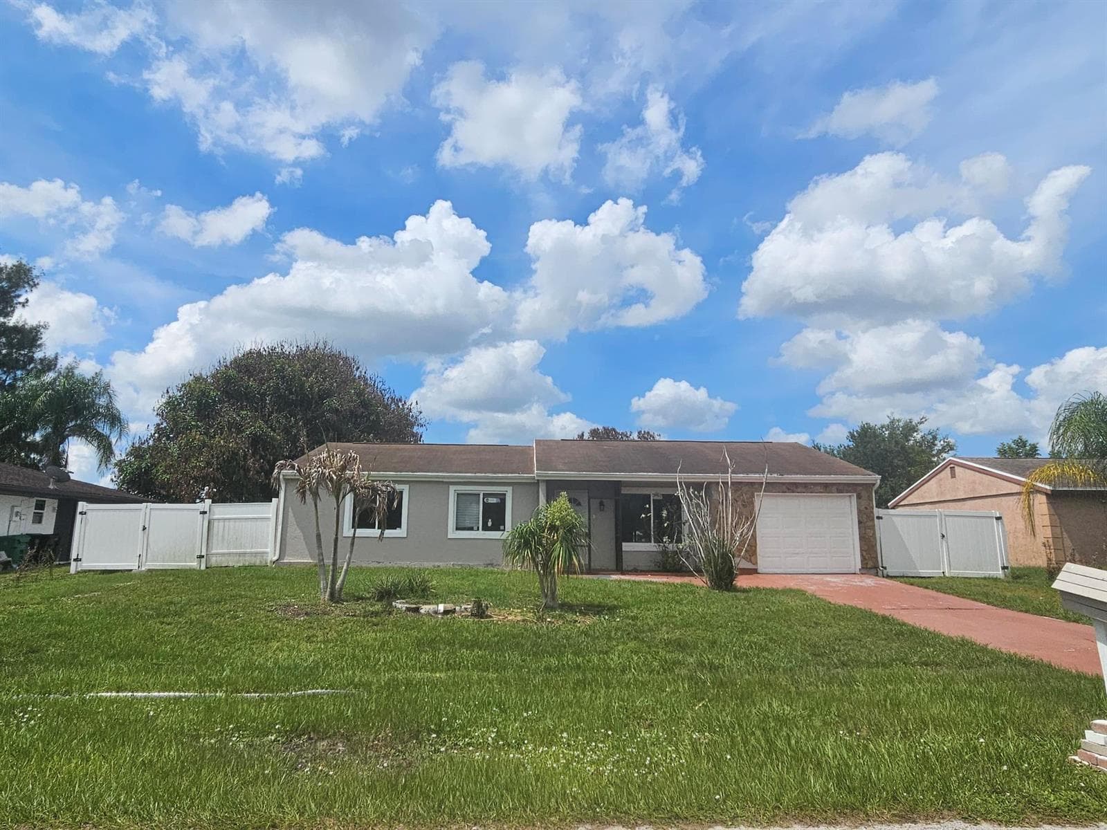 252 SW Cherryhill Road photo 1