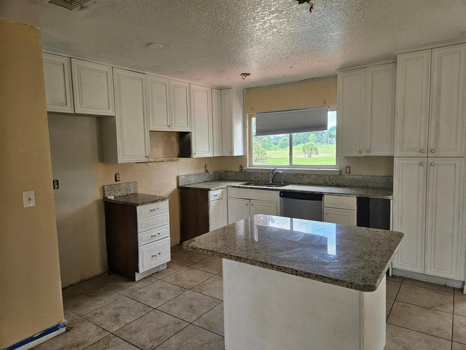 252 SW Cherryhill Road photo 5