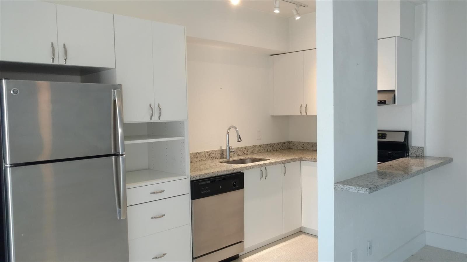 1354 Bayview Drive Unit G photo 3