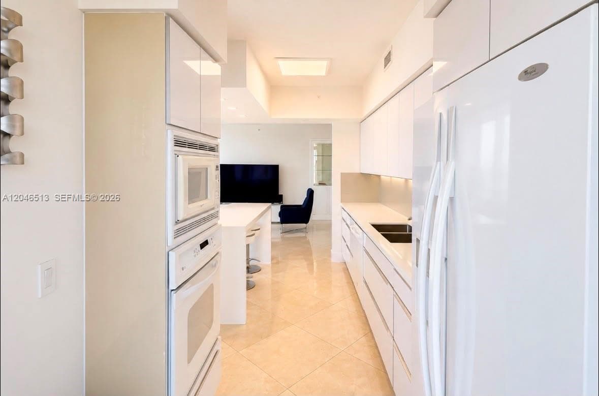 4775 Collins Ave 2407 photo 17