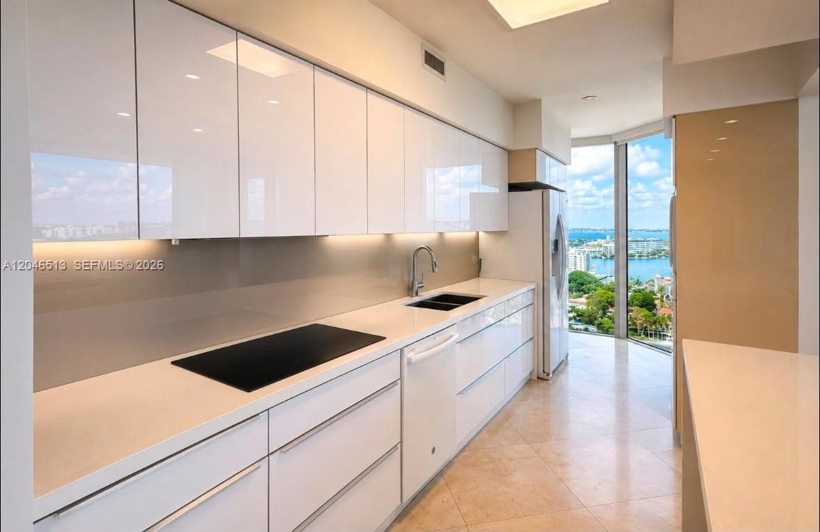 4775 Collins Ave 2407 photo 3