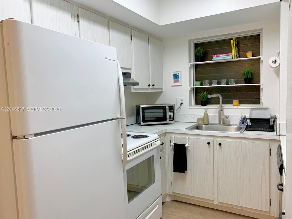 815 Middle River Dr 204 photo 16
