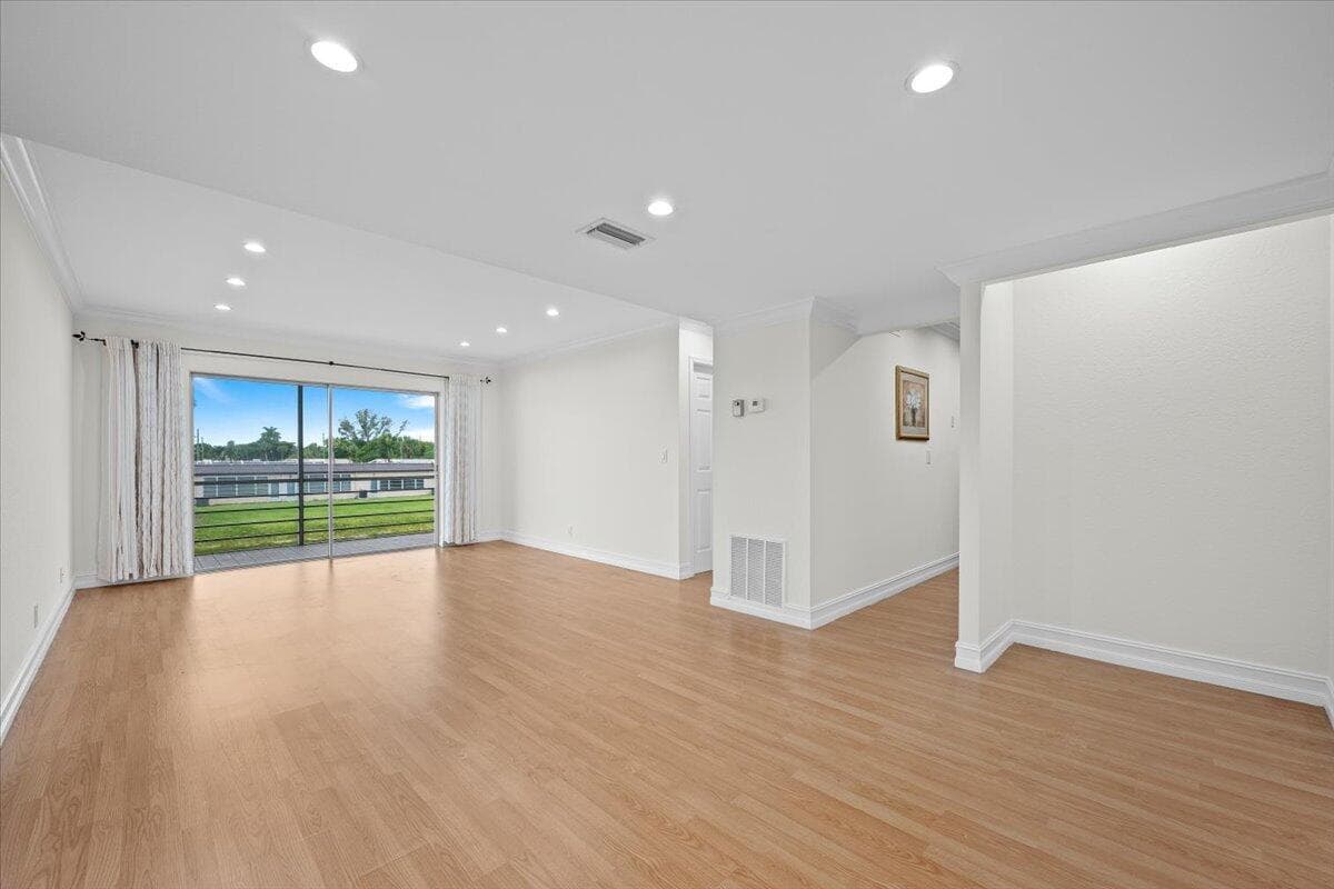 190 Lake Evelyn Drive 190 photo 1