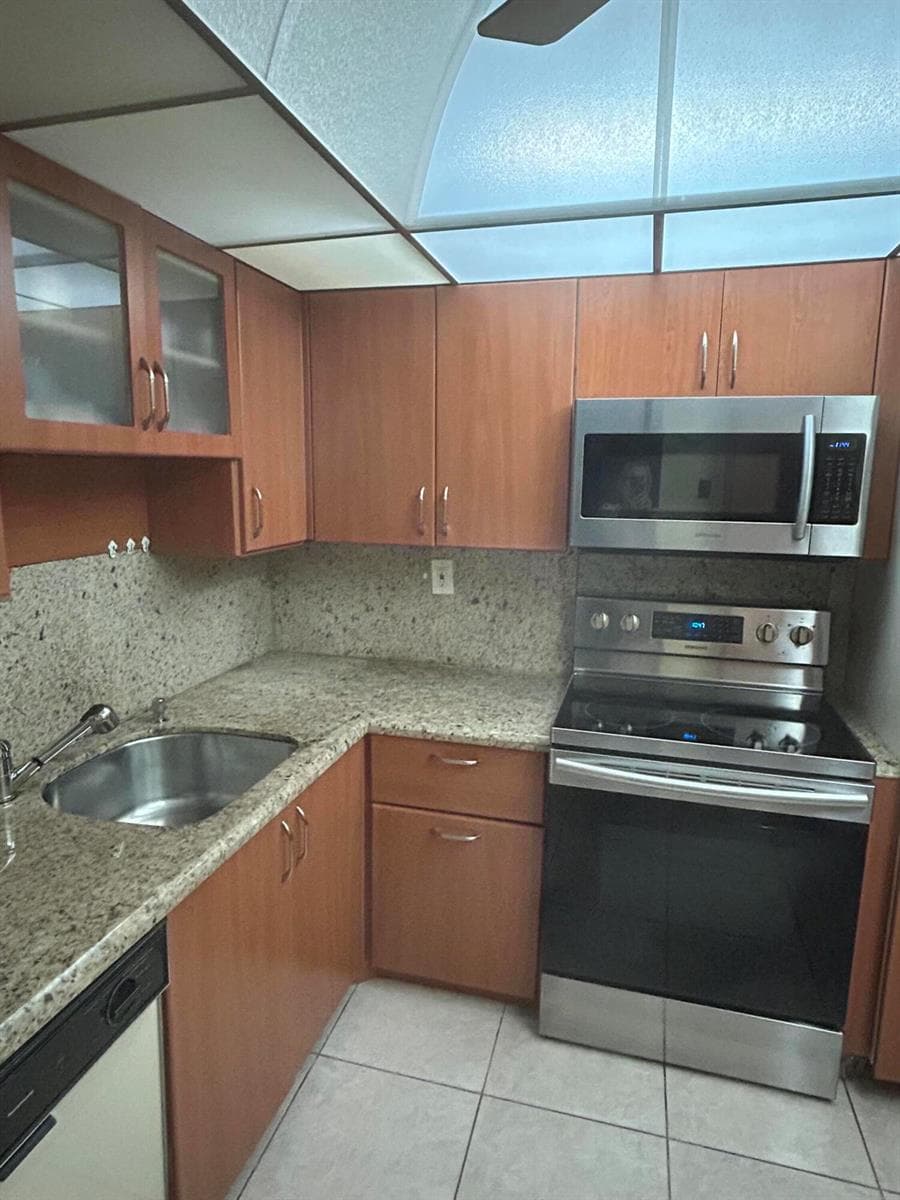 1833 S Ocean Drive 205 photo 2
