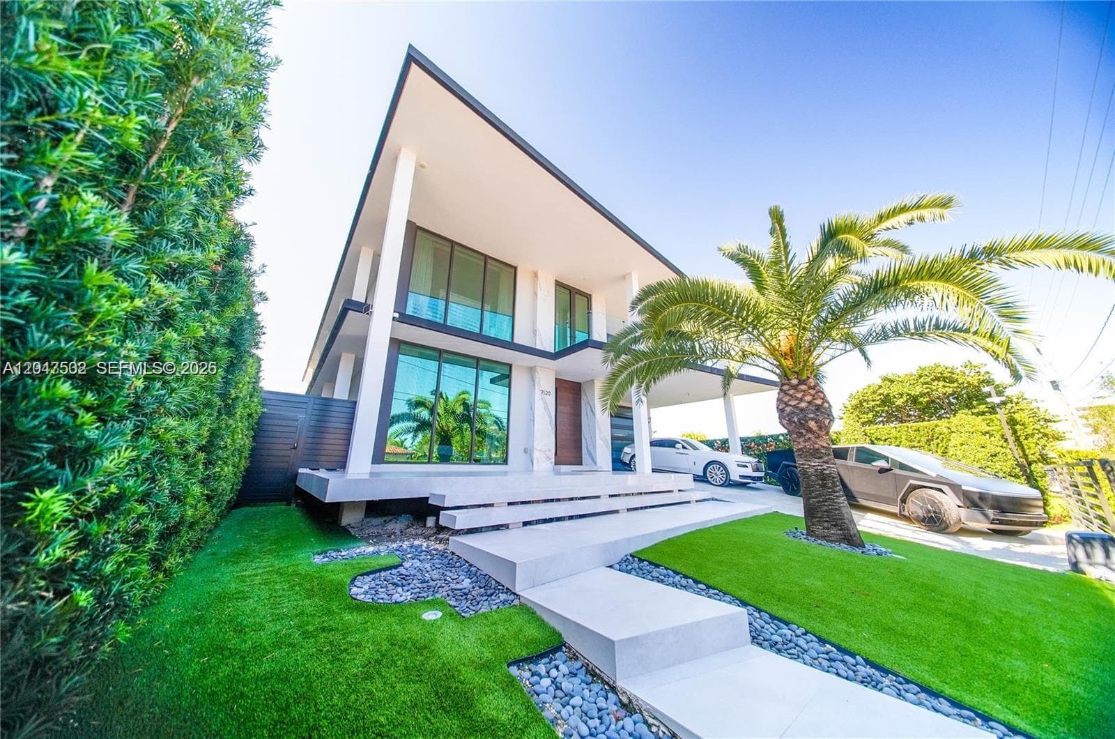 7520 W Treasure Dr photo 2