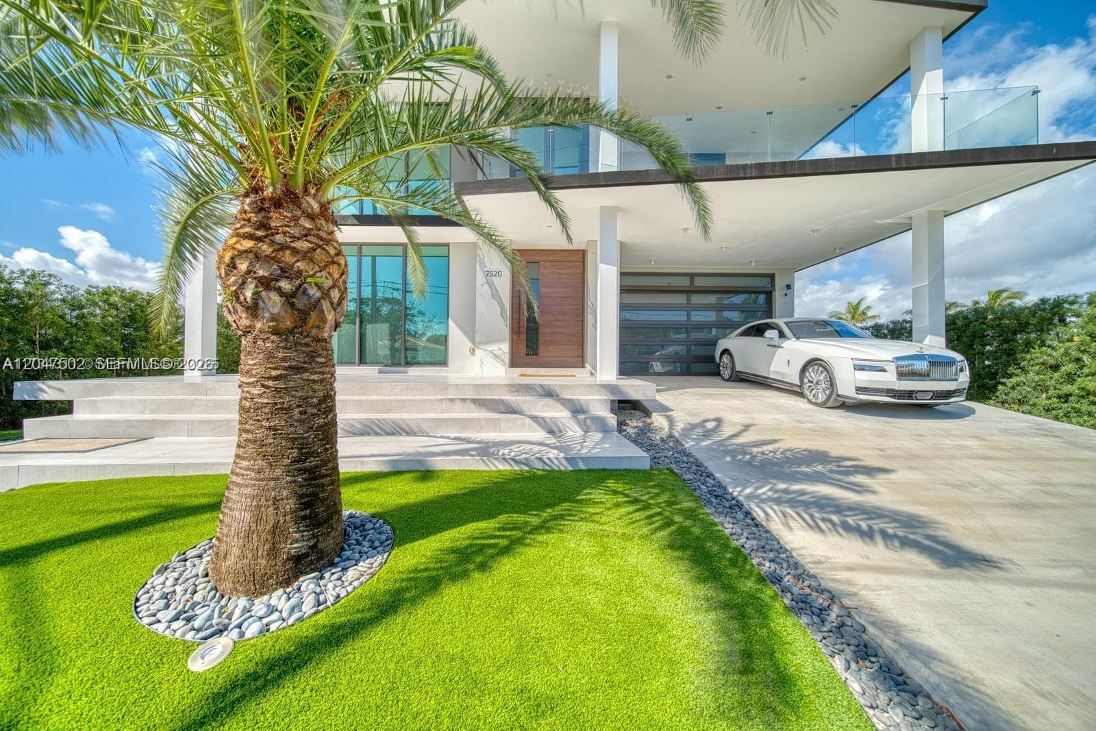 7520 W Treasure Dr photo 3