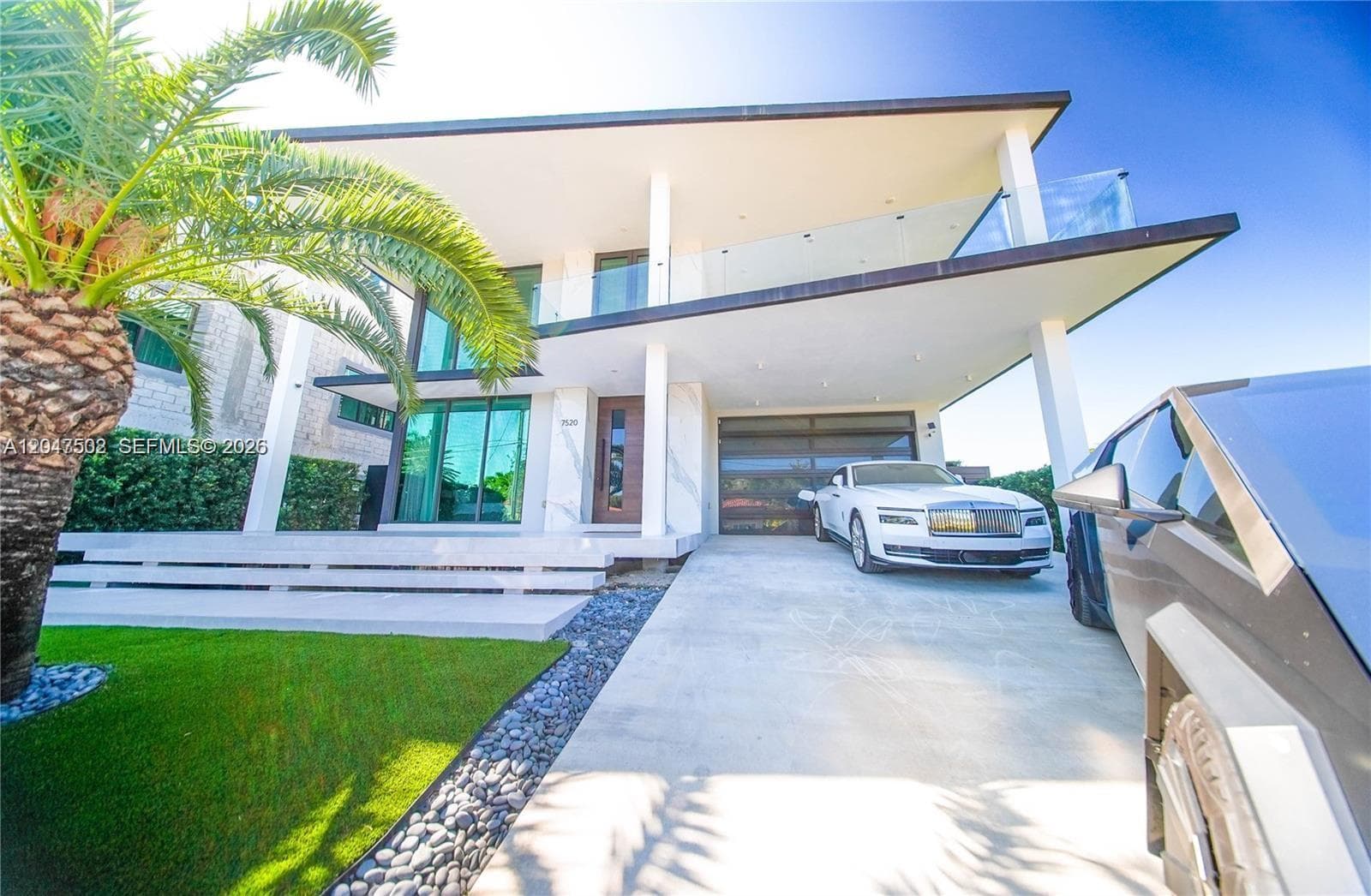 7520 W Treasure Dr photo 1