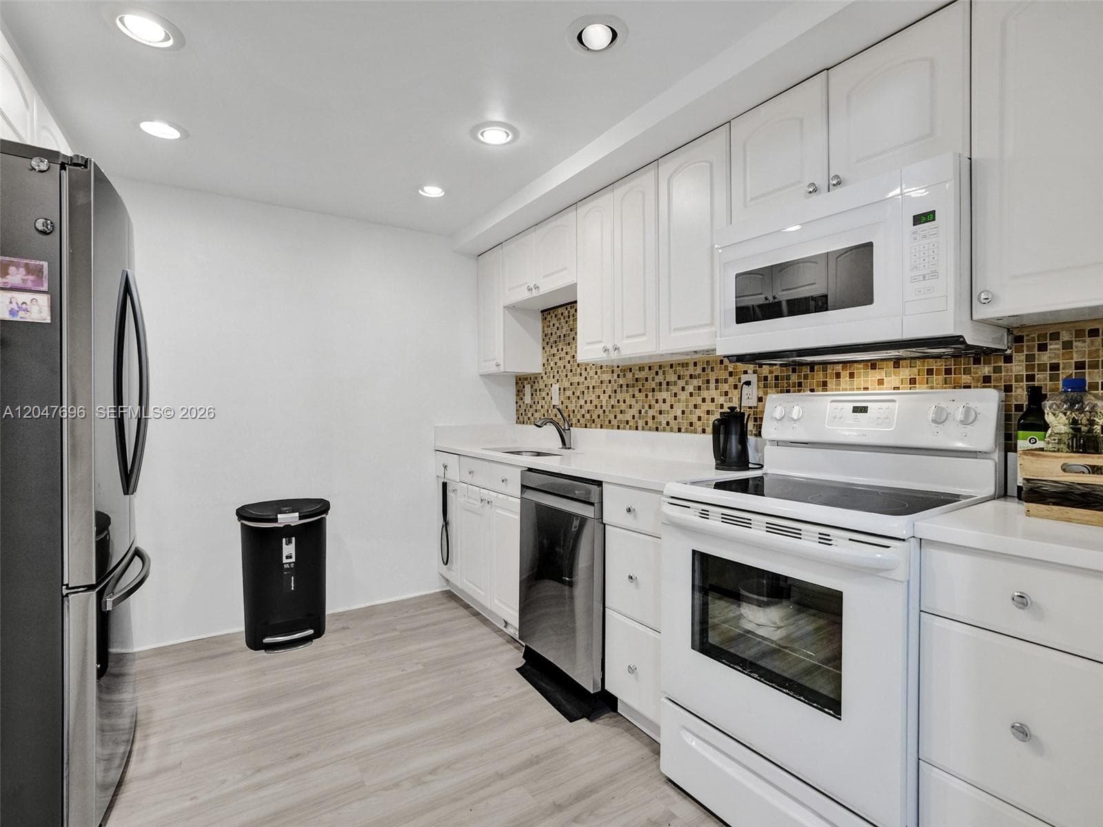 800 Parkview Dr 131 photo 9