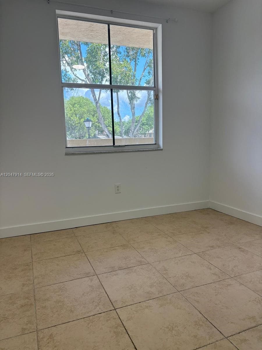 2080 Greenview Shores Blvd 410 photo 3