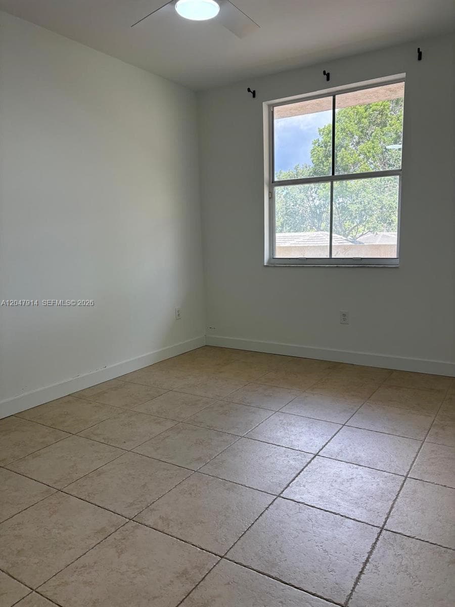 2080 Greenview Shores Blvd 410 photo 5