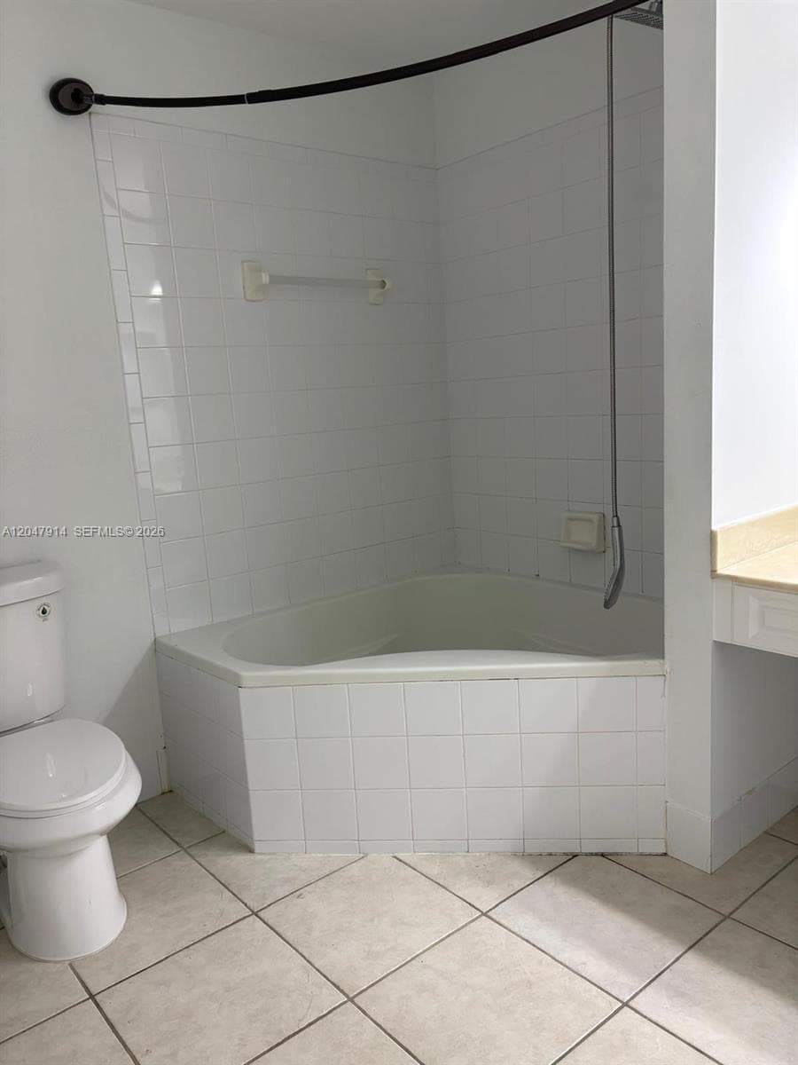 2080 Greenview Shores Blvd 410 photo 14