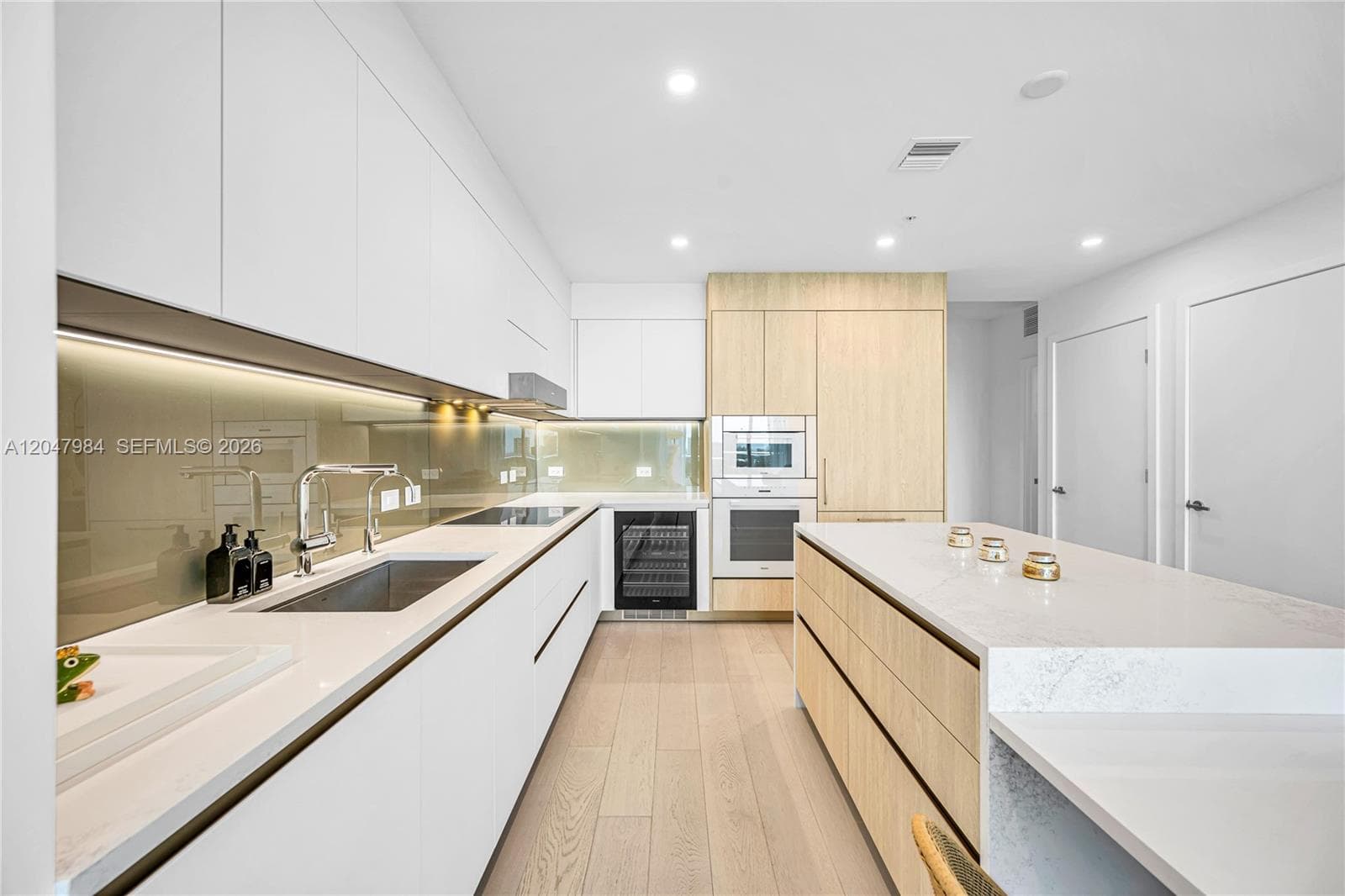 9201 E Bay Harbour Drive PH809 photo 10