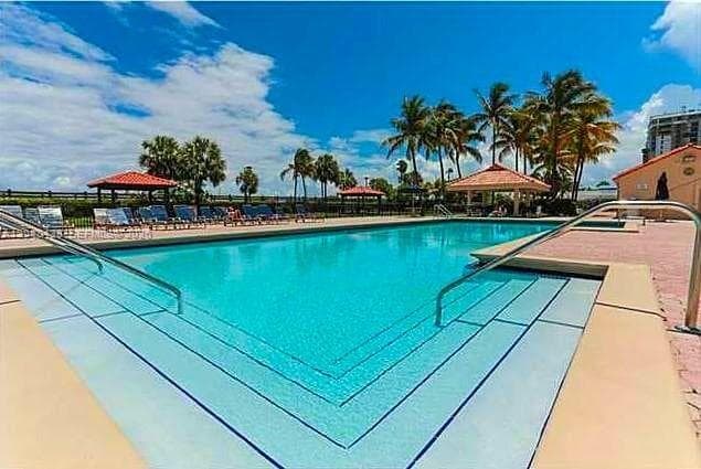 2555 Collins Ave PH214 photo 21