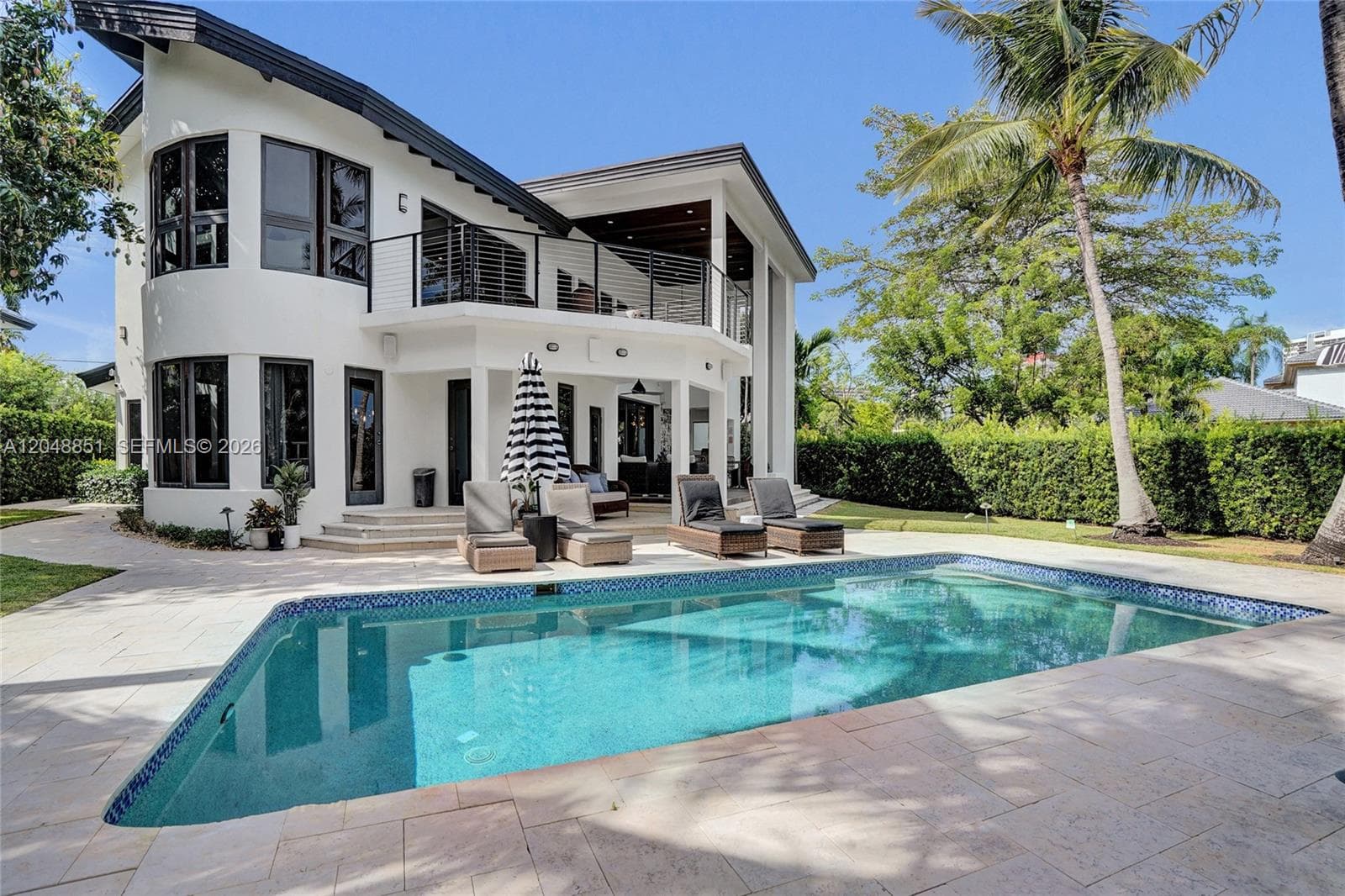 113 Holiday Dr photo 2