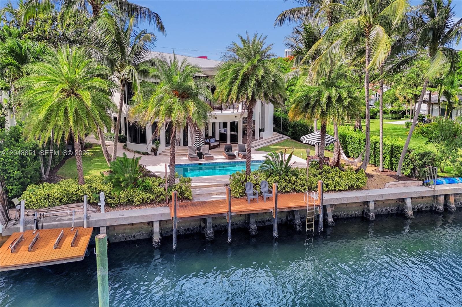 113 Holiday Dr photo 1