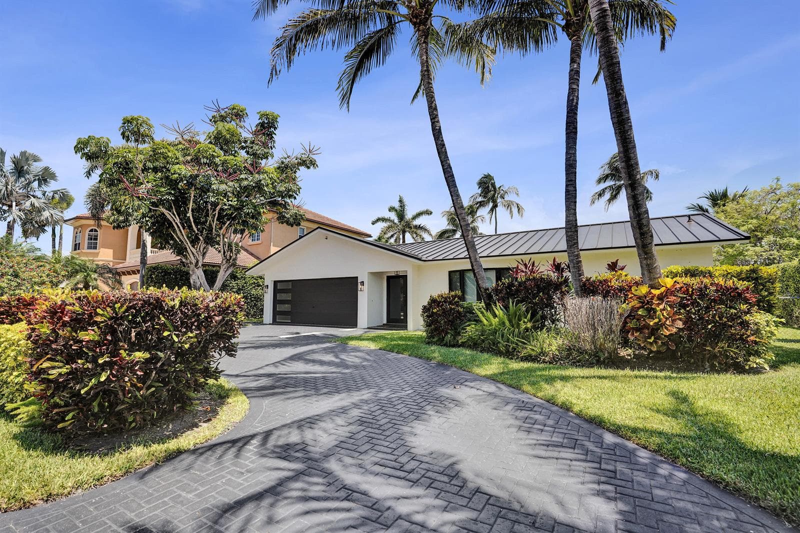933 Banyan Drive photo 2