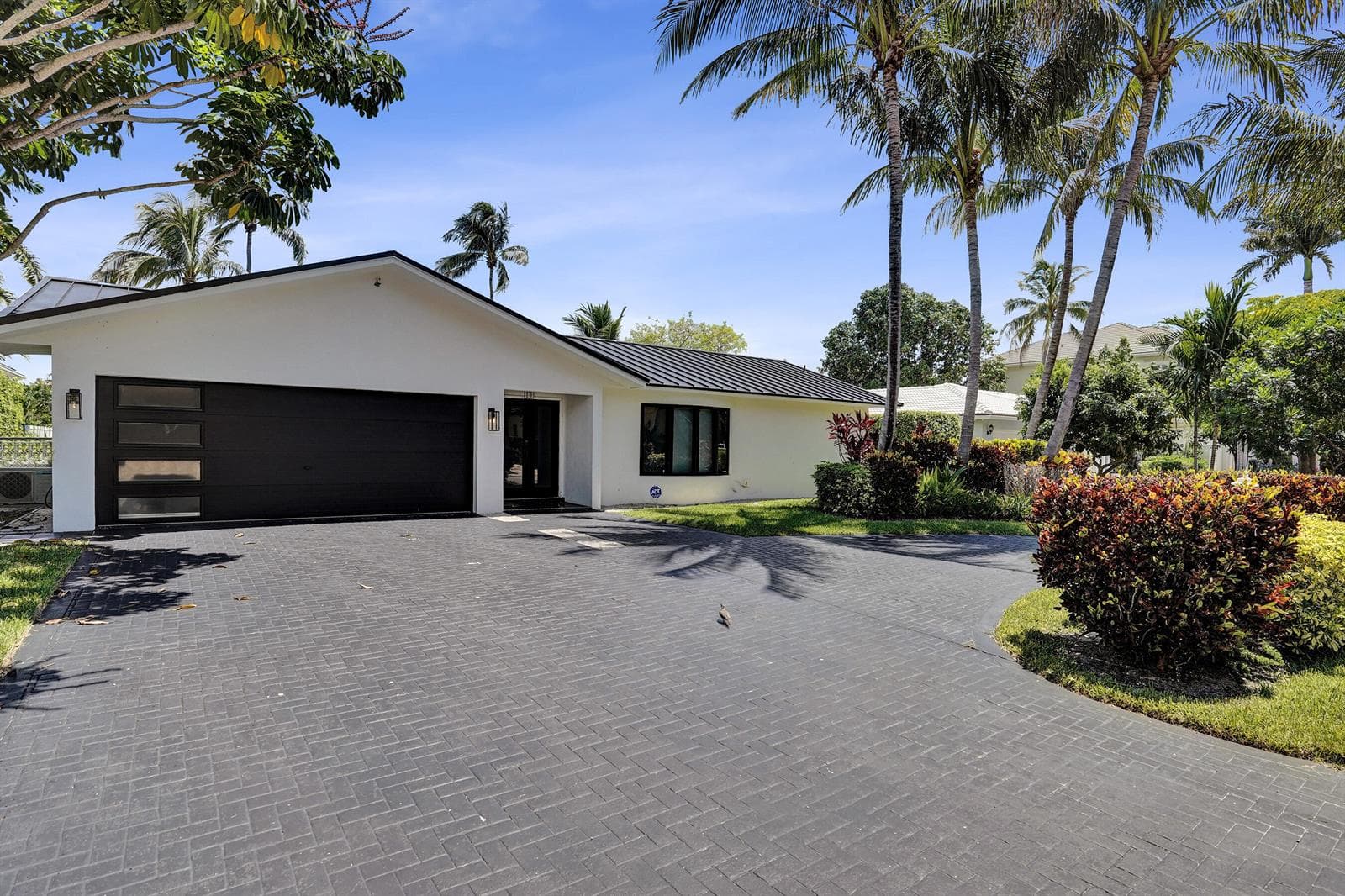 933 Banyan Drive photo 1