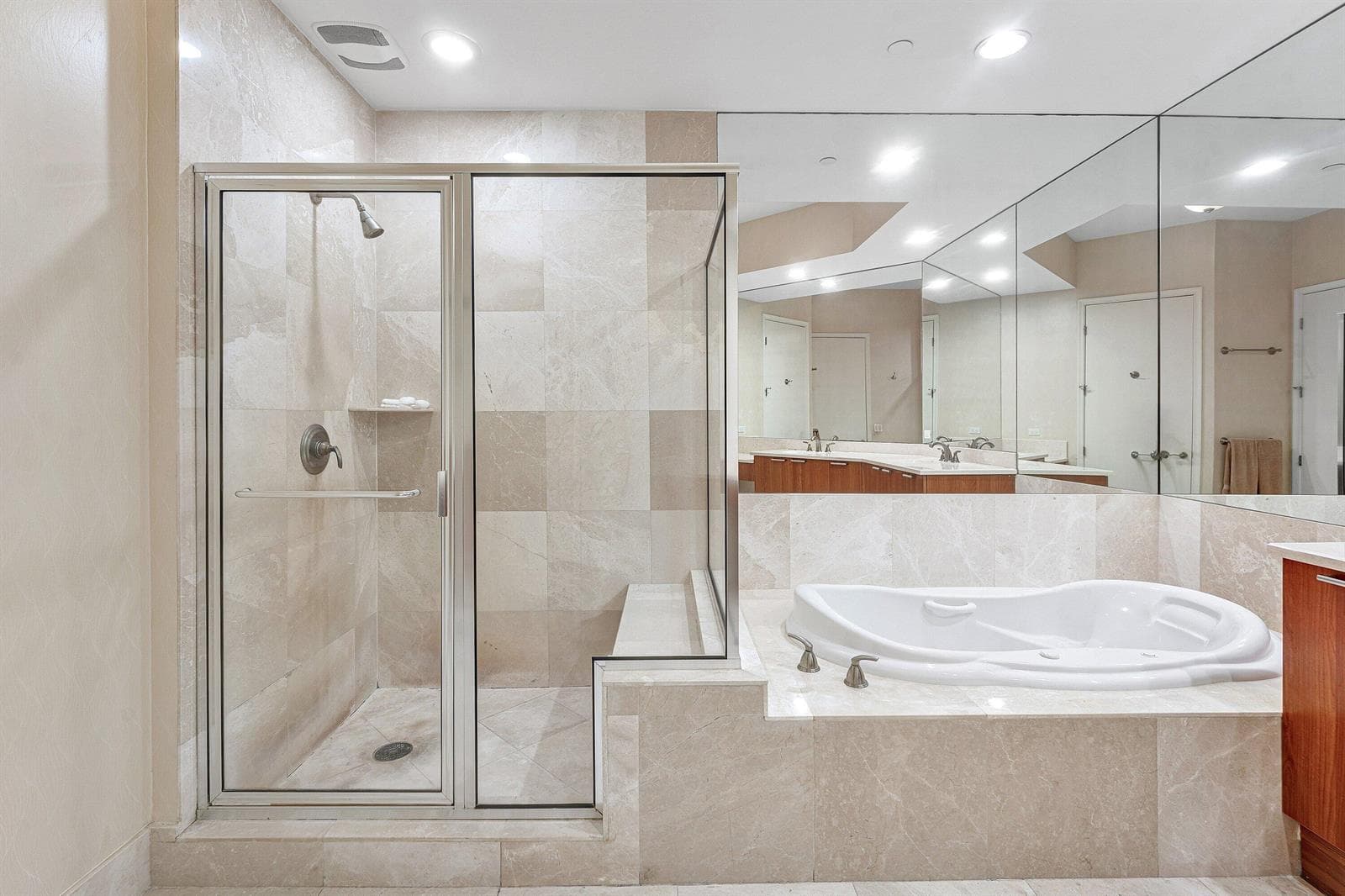 2640 Lake Shore Drive 107 photo 17