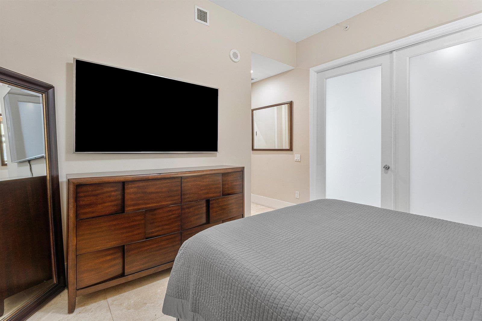 2640 Lake Shore Drive 107 photo 19