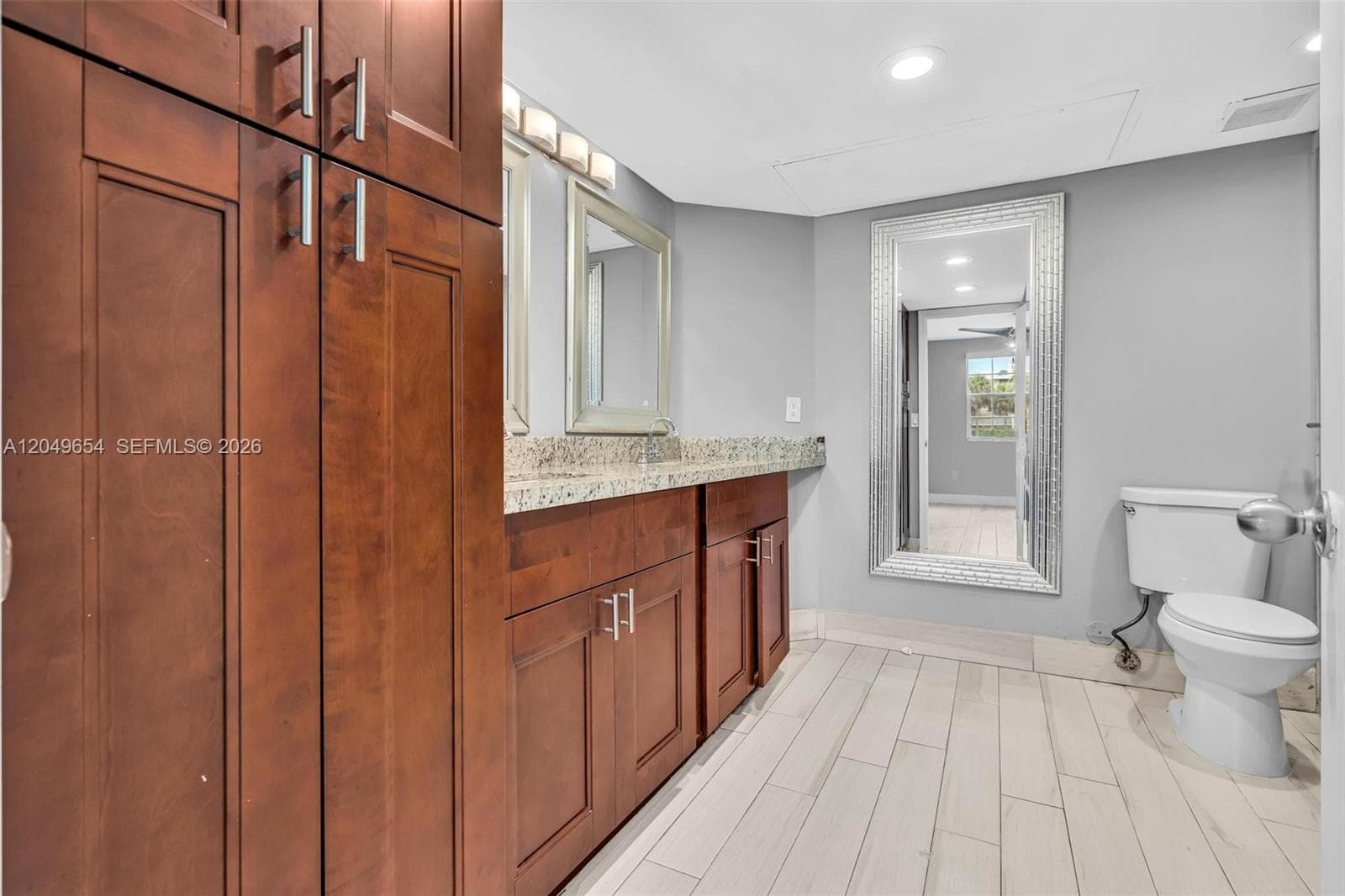 2851 N Oakland Forest Dr 111 photo 17