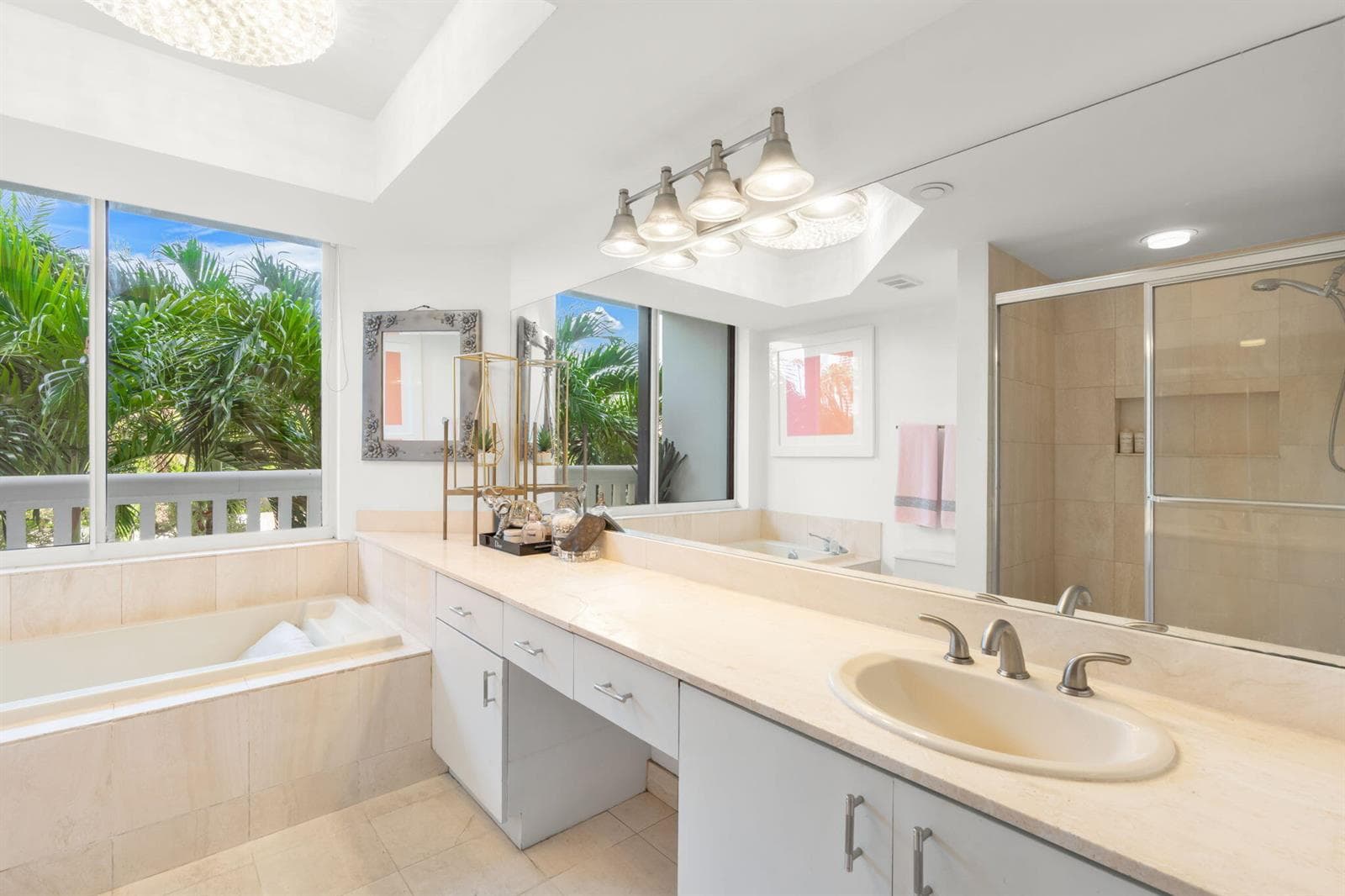 1000 E Island Boulevard 305 photo 17