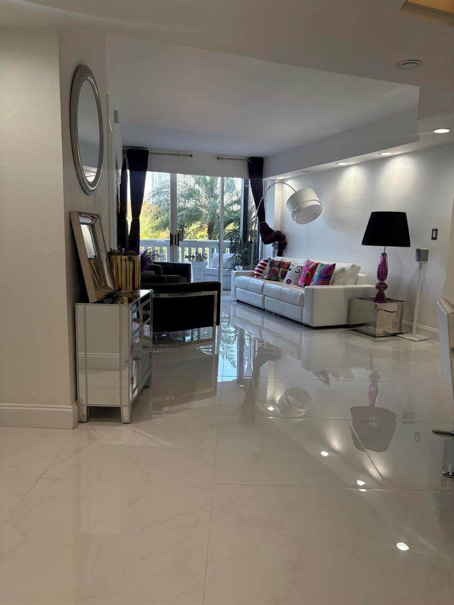 1000 E Island Boulevard 305 photo 1