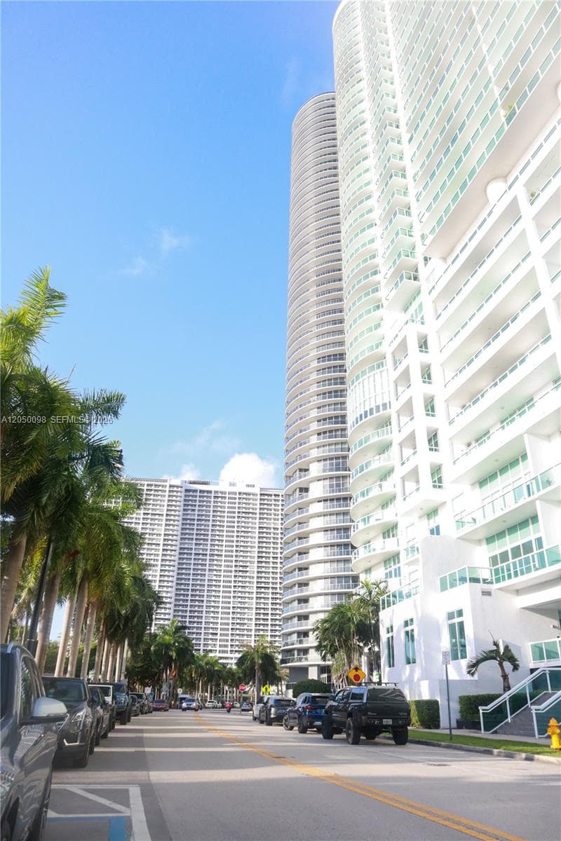 1750 N Bayshore Dr 3411 photo 2