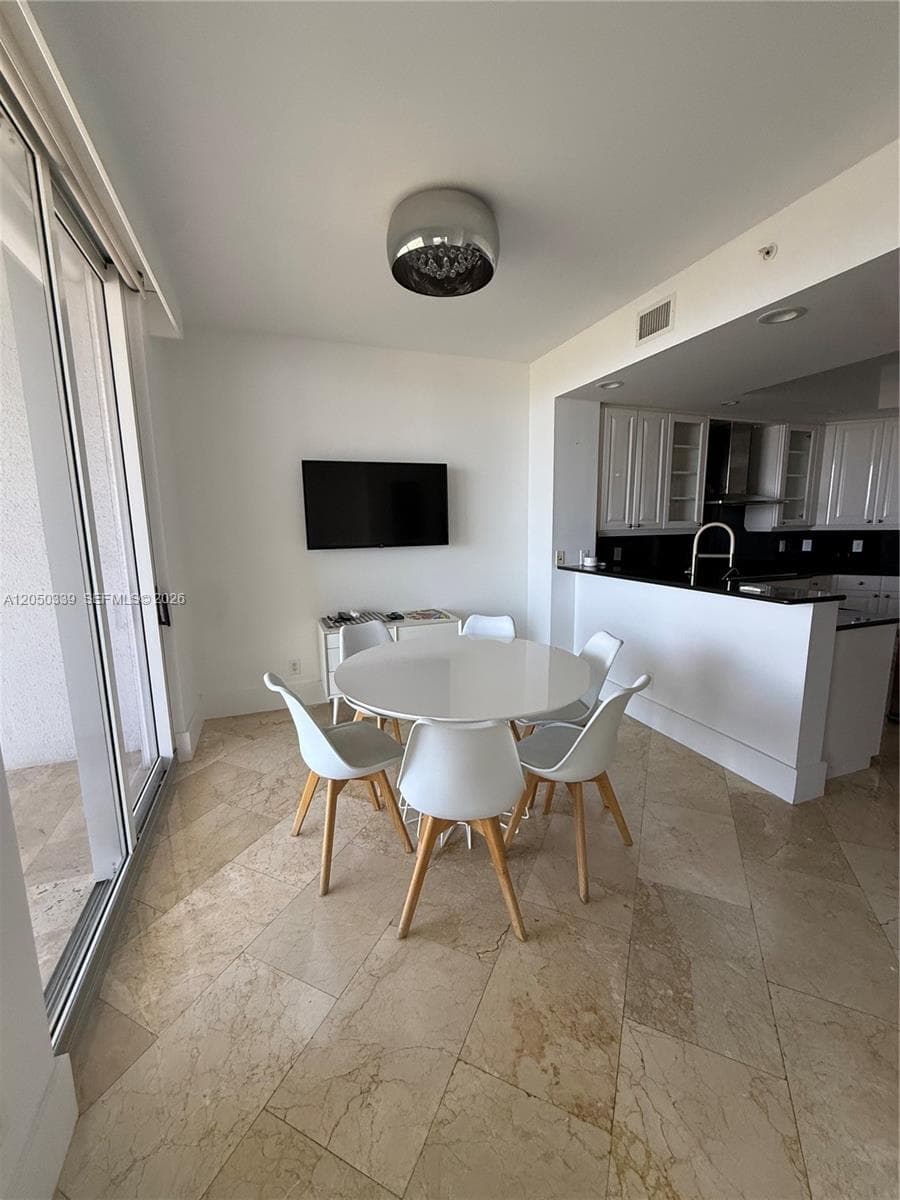 21200 Point Pl 1403 photo 6