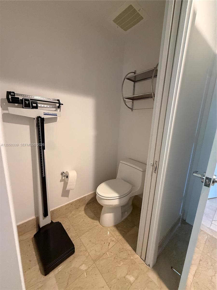 21200 Point Pl 1403 photo 17