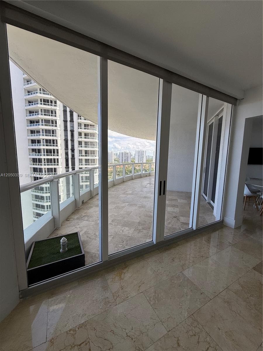 21200 Point Pl 1403 photo 5