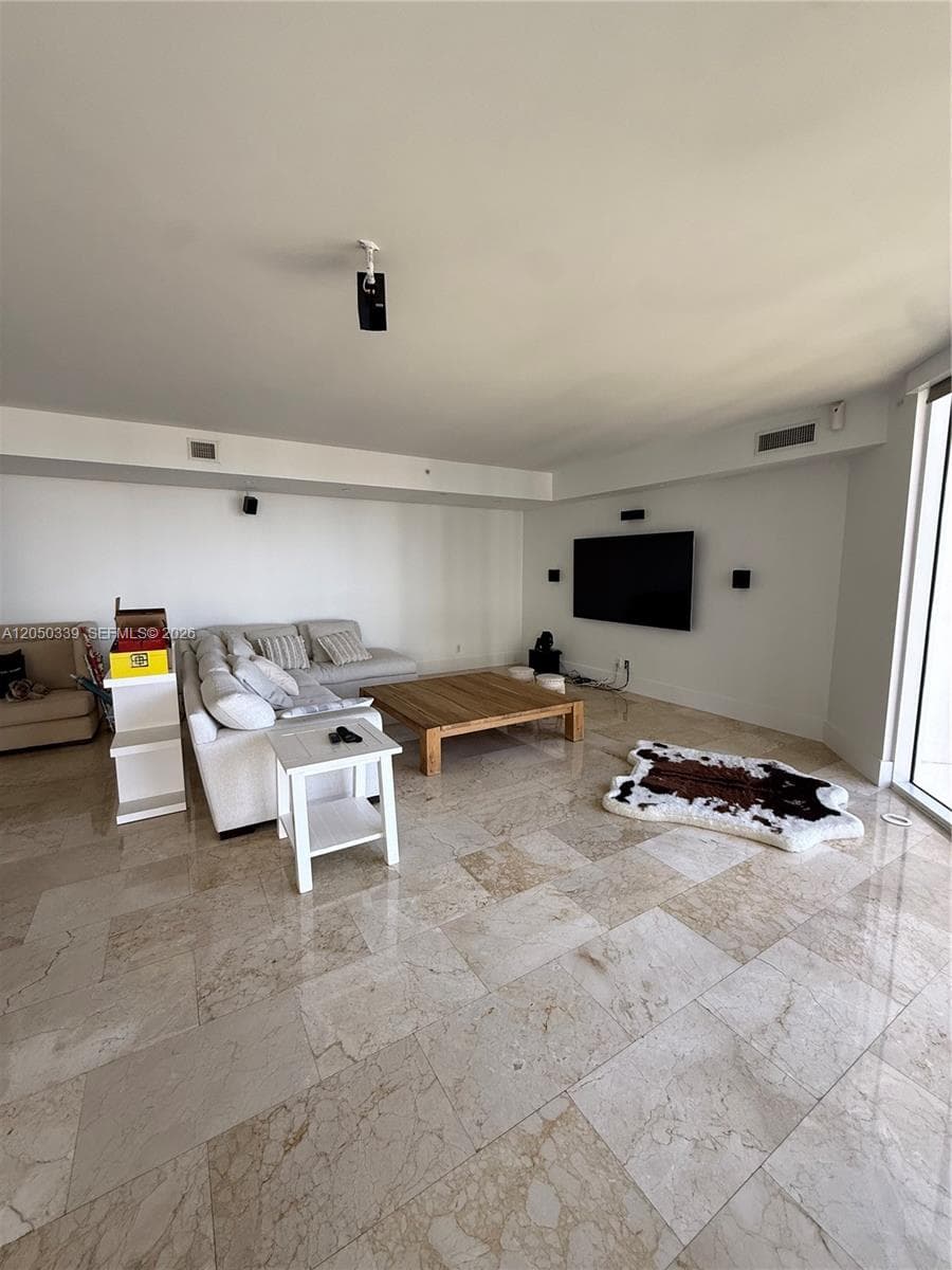21200 Point Pl 1403 photo 4