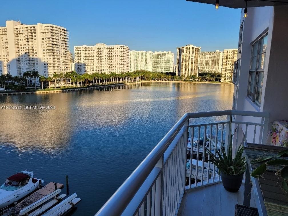 18081 Biscayne Blvd 602 photo 1